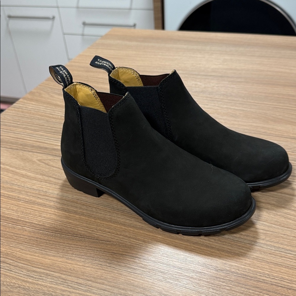 Blundstone BL1977 Ankle Chelsea Boot in Black Nubuck - Picture 6 of 9